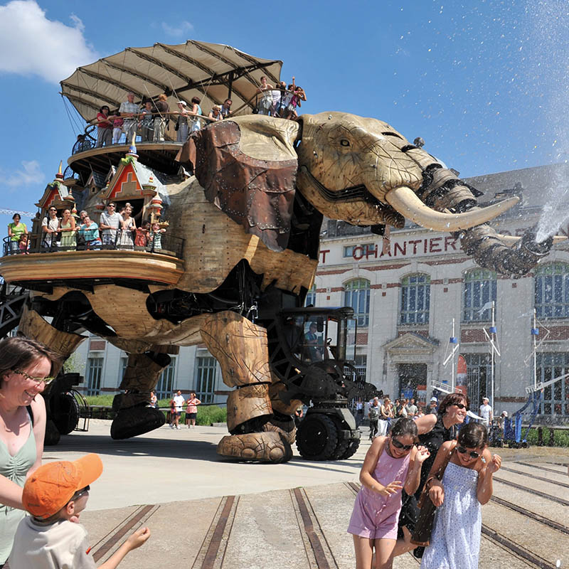 L'éléphant des machines de l'Ile qui arrose des gens à Nantes