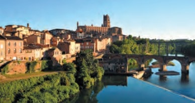 Vue sur la ville de Foix donnant sur le château